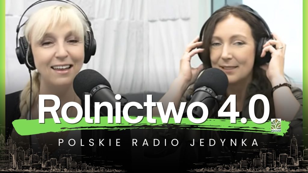 Plakat przedstawiający dwie kobiety (uczestniczki wywiadu) posadzone przed mikrofonami, ze słuchawkami na uszach. Napis na plakacie głosi: Rolnictwo 4.0. Polskie Radio Jedynka.